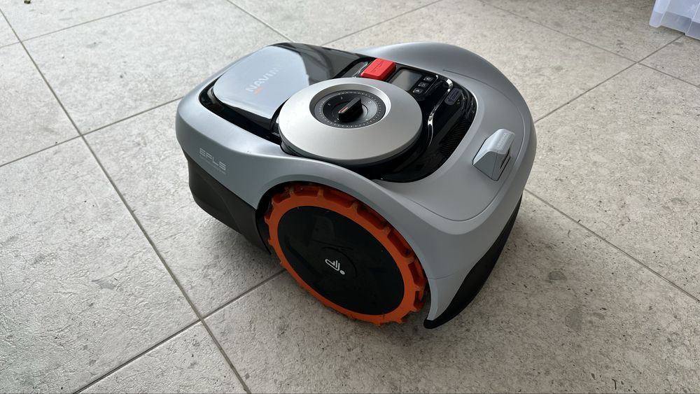 Navimow i105 + Garaj + Kit extensie antena + 21 cutite + Garantie