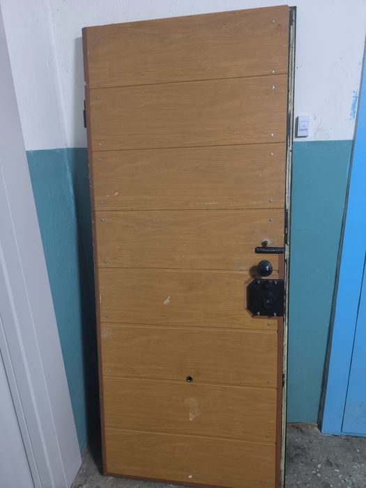Продам недорого металлическую дверь.