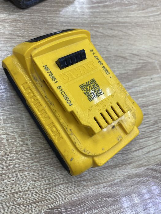Шуруповерт DeWalt DCD708 (Ос14Б)