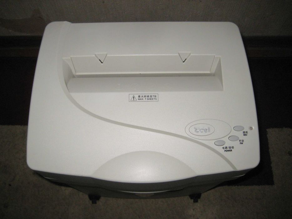 Шредер уничтожитель бумаг 20лт Deli оригинал 100% почти новая !