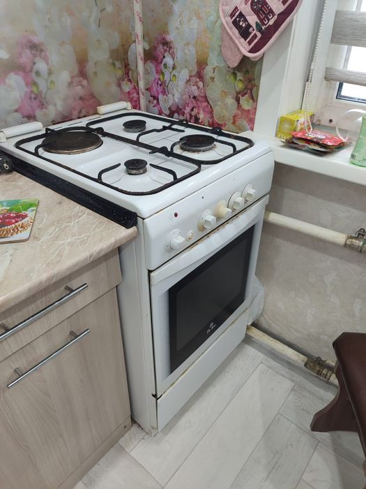 Продам газ плиту Deluxe