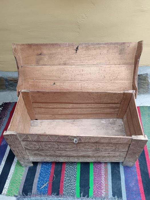 Стар дървен сандък от едно време