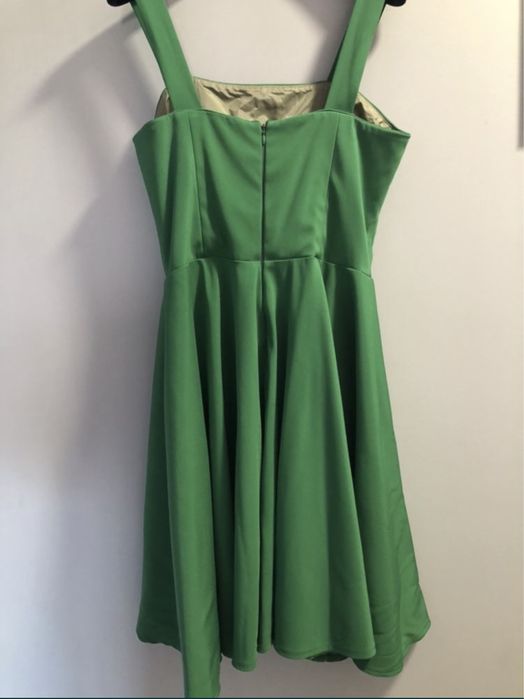 Зелена красива Рокля