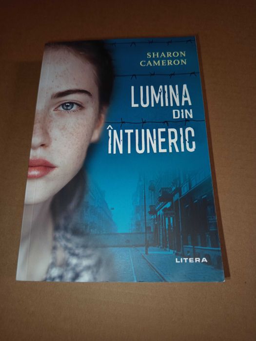 Carte Lumina din intuneric de Sharon Cameron