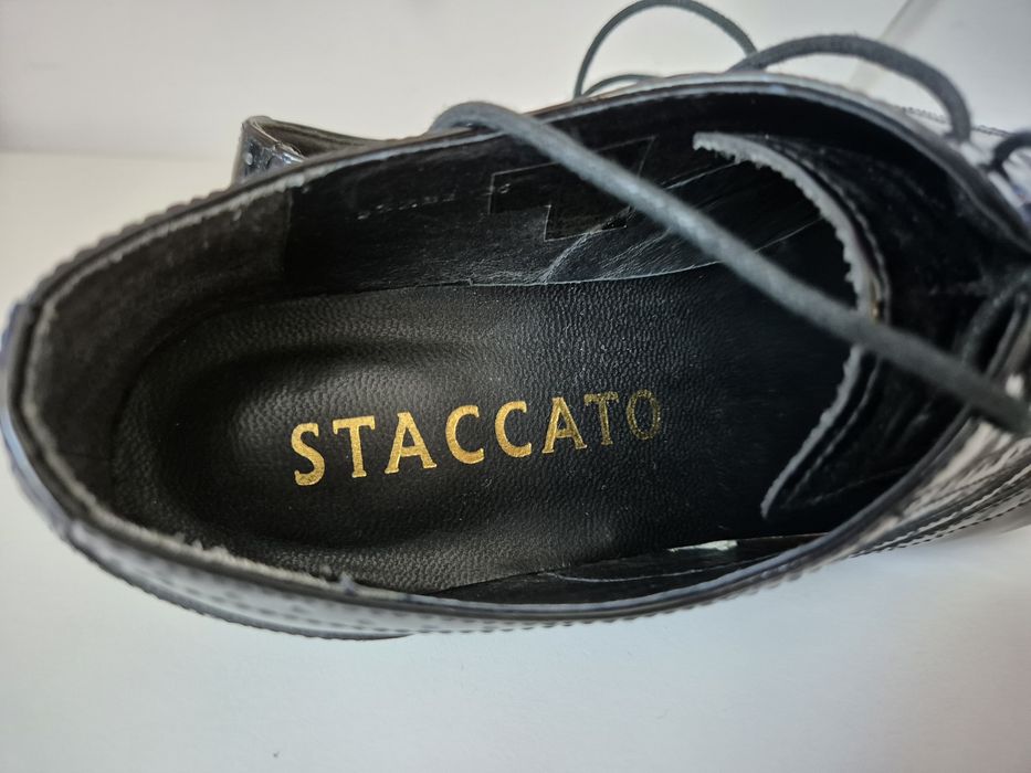 Vând pantofi din piele lacuita,marca Staccato