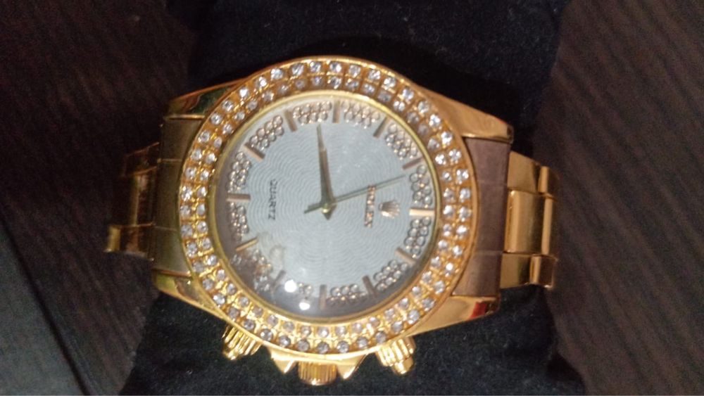 Продам женские новые часы