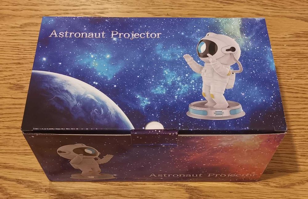 Космически проектор астронавт, звездна светлина с цветни мъглявини