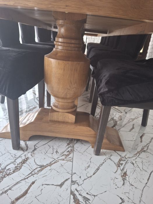 Masă 5 M lemn masiv cu 20 scaune.