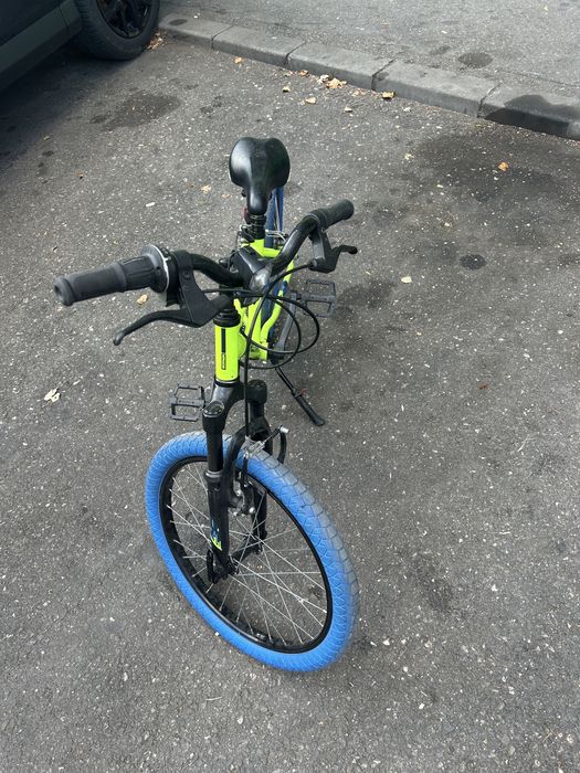 Bicicleta Rockrider ST500 roti 20”, cauciucuri albastre, stare f buna