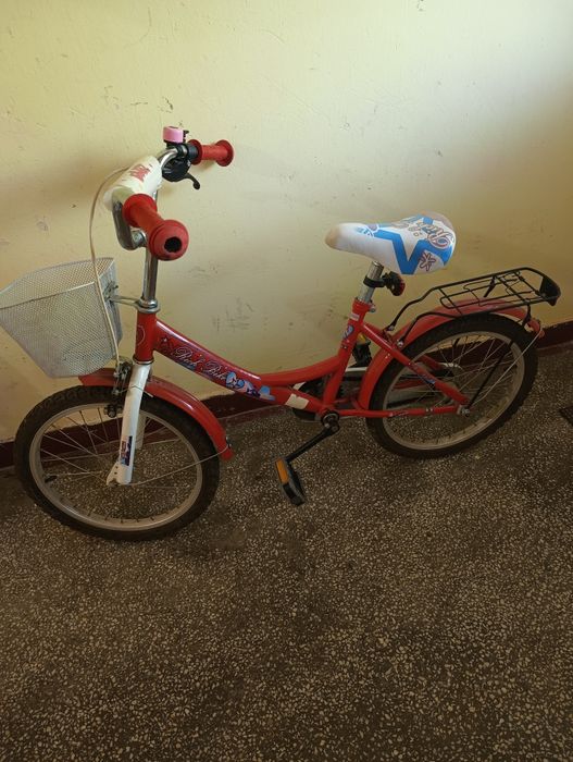 Vând 2 biciclete cu roți pe 16 cea cu brioșe și cea roșie cu roți pe 18