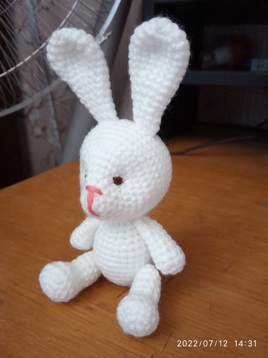 Продаётся вязанная игрушка зайчик.