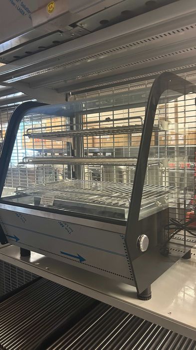 Топла демонстрационна витрина