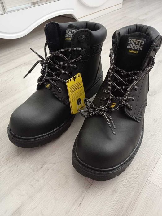 Продаю новую специальную ботинку