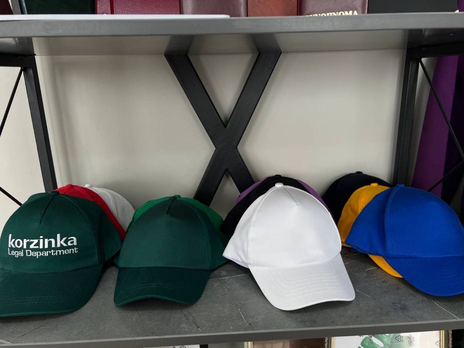 Futbolka, kepka, shopper.