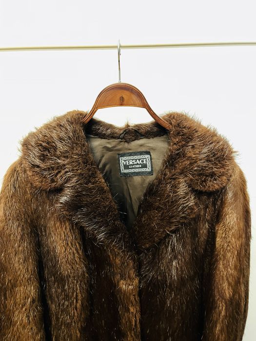 Haină maro din blană naturală Versace nutrie