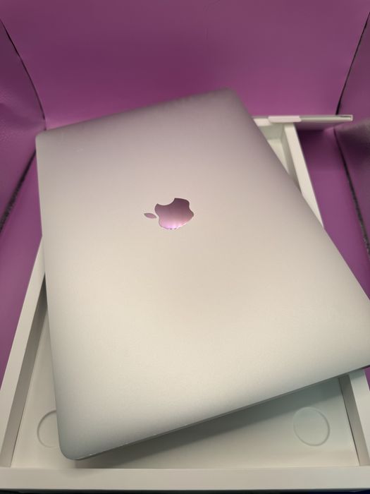 Macbook pro 2020 M1 8gb 256gb fullbox•Matei Amanet Crangasi•