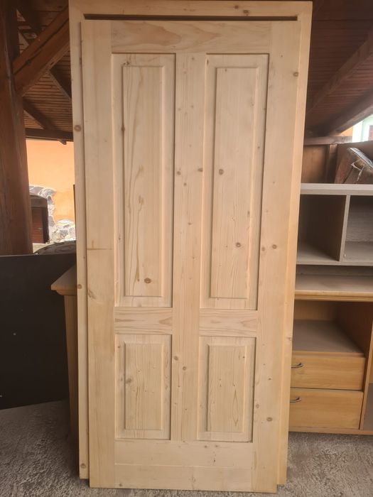 Ușă  nouă  din lemn masiv de brad