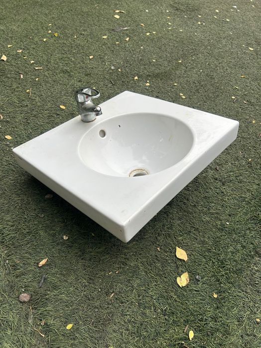 Белая керамическая раковина