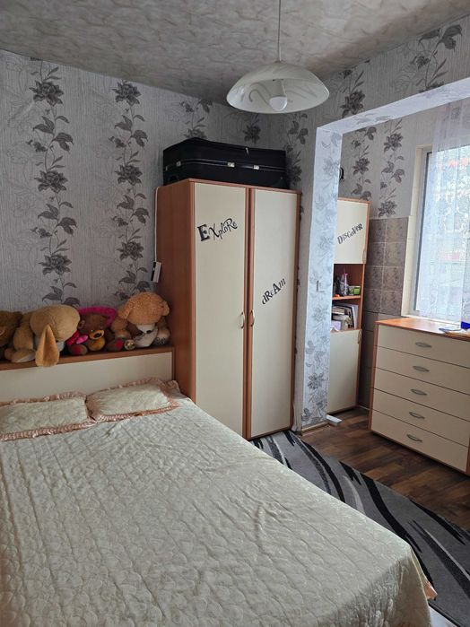 Продава се обзаведен двустаен (преустроен в тристаен) апартамент в кв. Стоян Заимов, гр. Сливен