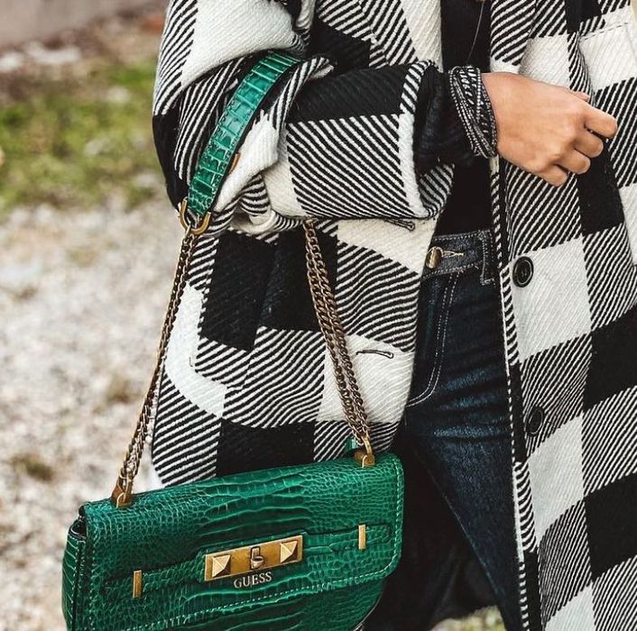 кожена чанта Guess