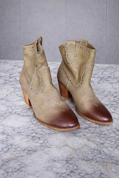 нови каубойски дамски боти бежов цвят кафяв връх на нисък ток с капси от естествена кожа и дървен нисък ток размер 36