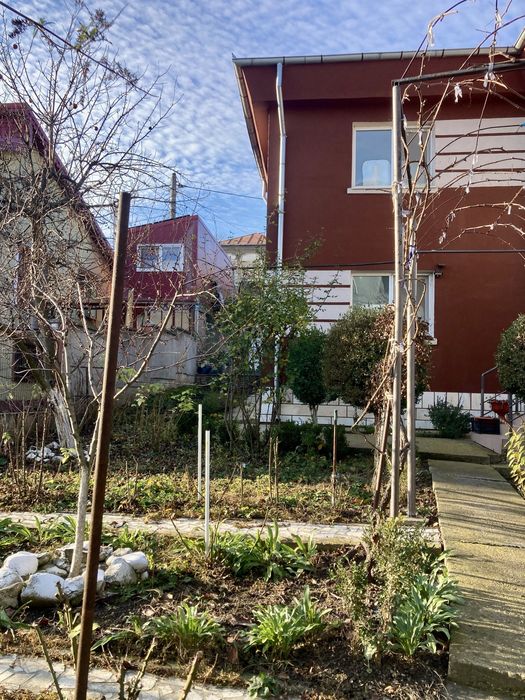 Casă cu etaj-costrucție din cărămidă roșie