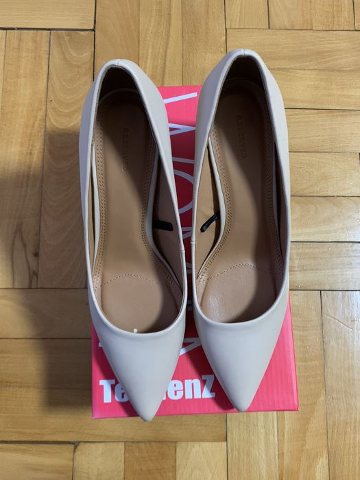 Много запазени обувки на висок ток Reserved