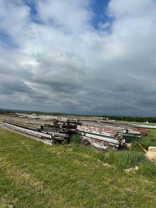 Această hală metalică decomisată este disponibilă pentru vânzare