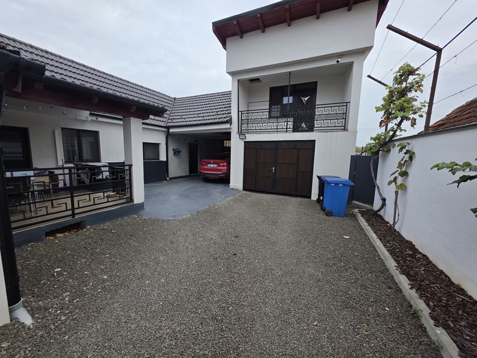 Vand casa individuala