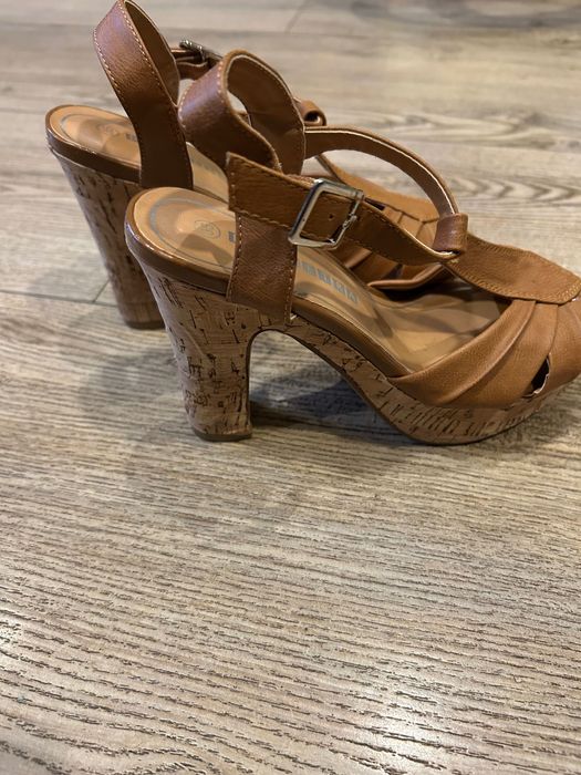 Дамски кожени сандали