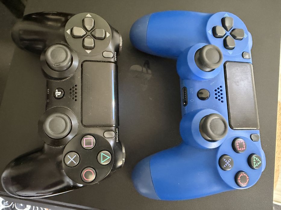 Продавам ps4 slim +2 игри +2 джойстика