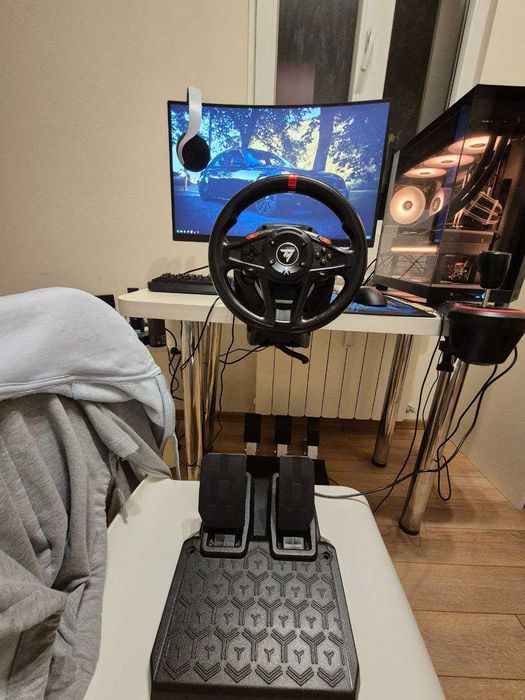Волан Thrustmaster T128 с педали в перфектно състоятние (PC и XBOX)
