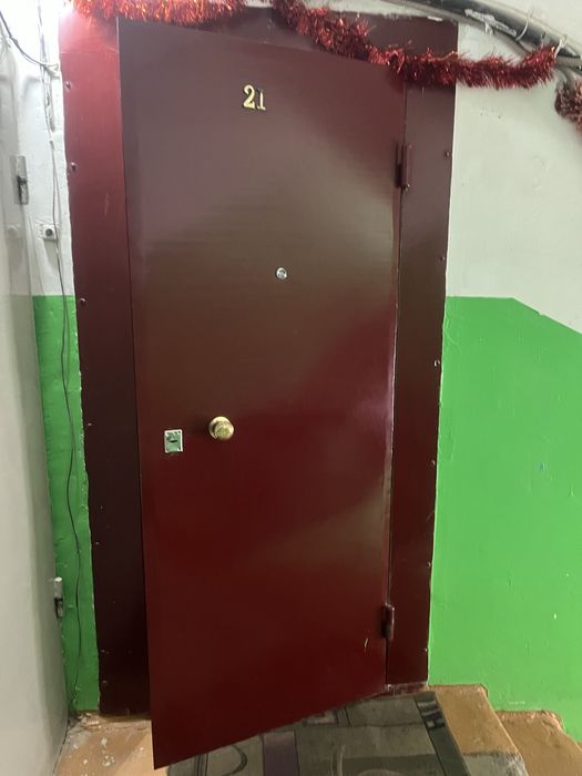 Продам входную железную дверь