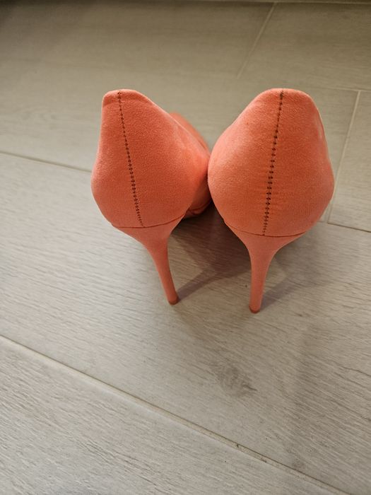Обувки с ток цвят корал