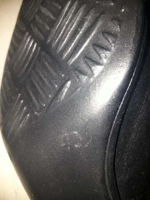 Saboti piele noi,nepurtati