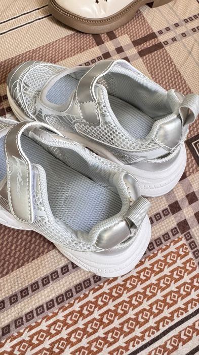 Кроссовки и туфли  на девочку новые