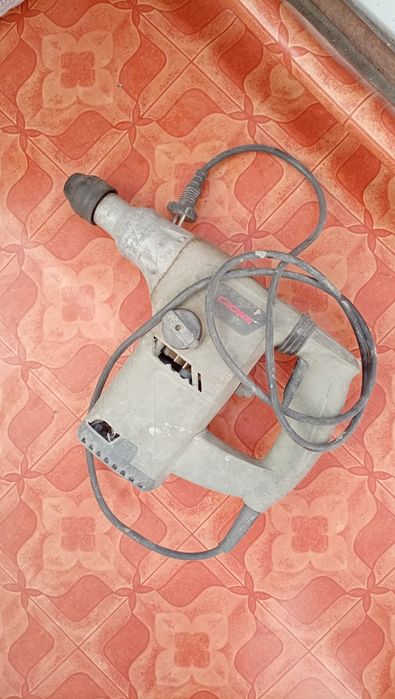 Перфоратор 3 в1 в рабочем состоянии