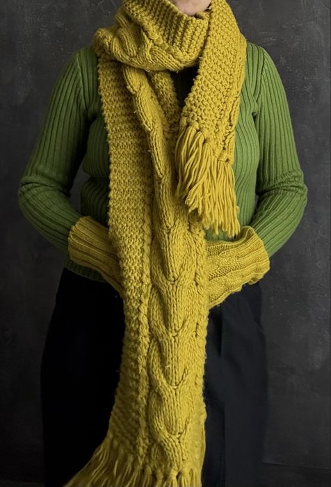 Шарф и перчатки вязаные, горчичного цвета