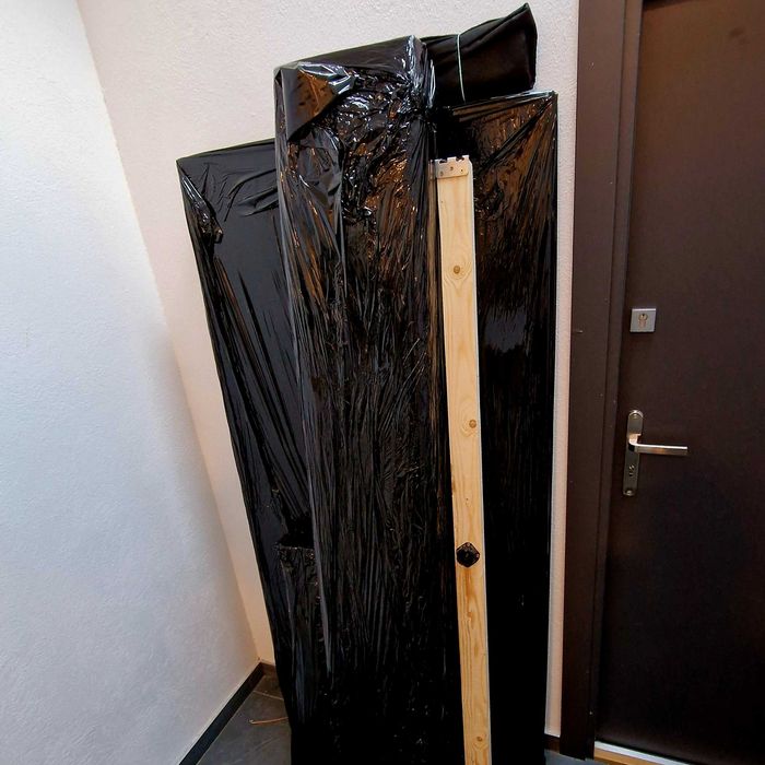 Pat negru din lemn și catifea slim FURPOL pentru saltea de 180x200 cm