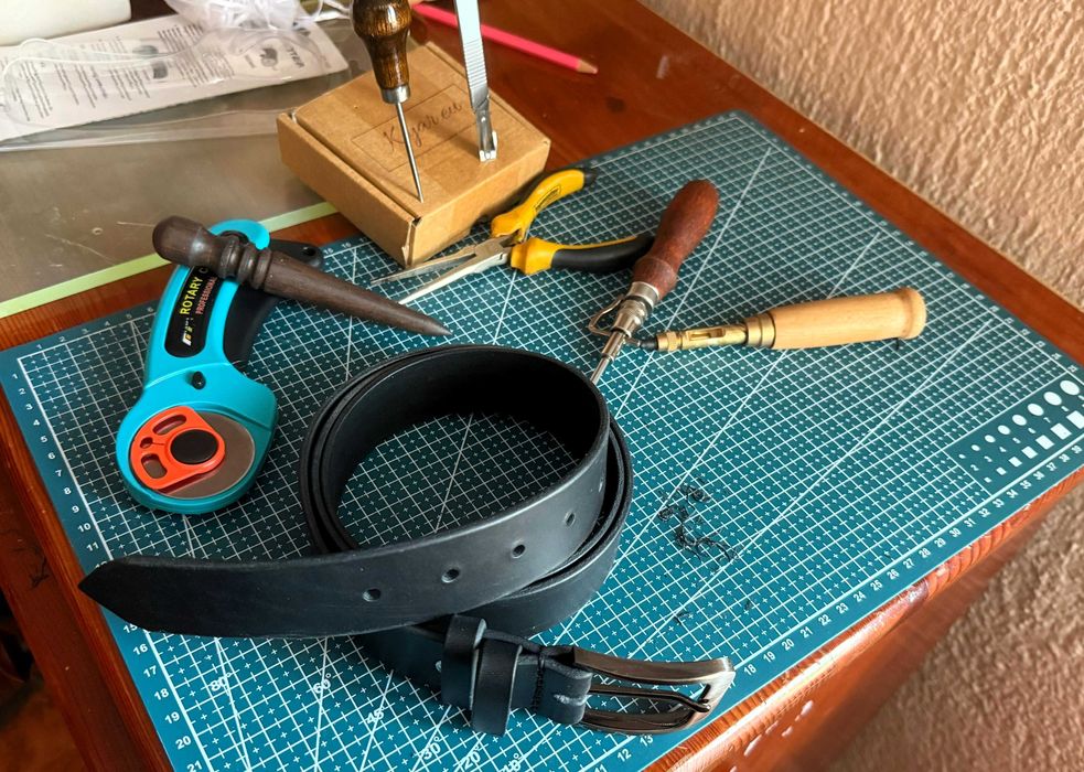 Ръчно изработени кожени колани.