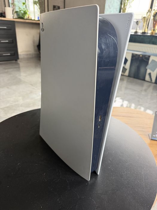 Vând PlayStation 5 Disc Edition + controller!