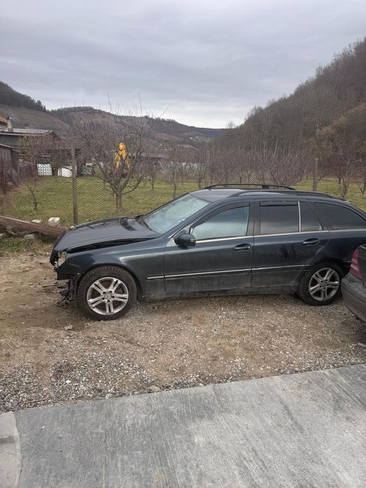 Vând sau dezmembrez