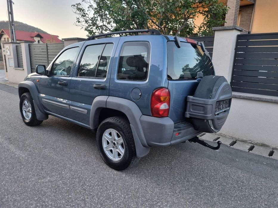 Vând Jeep Cherokee Sport Motor 2.5CRDi 4x4 cu reductor an 2002
