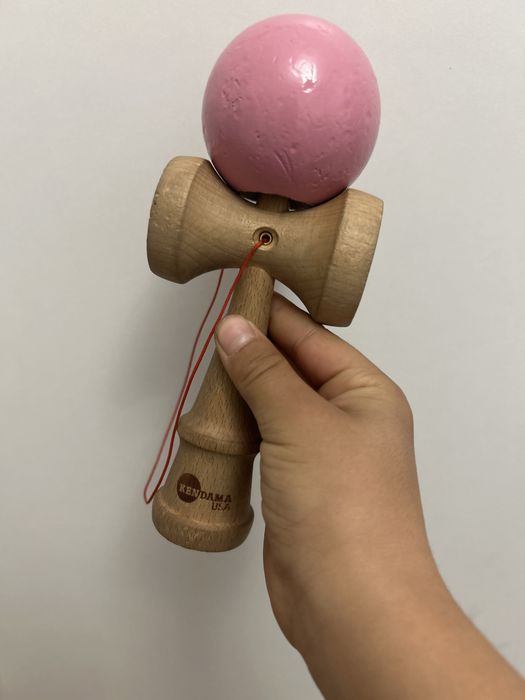 Kendama Usa.  Fara grip dar este buna