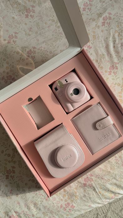 Продам INSTAX MINI 12 в розовом цвете