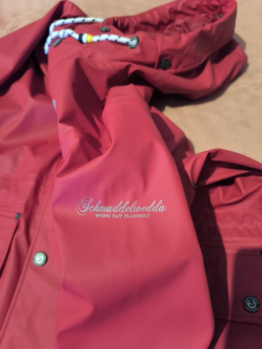 Vând jacheta ploaie. Toamna. Primăvara