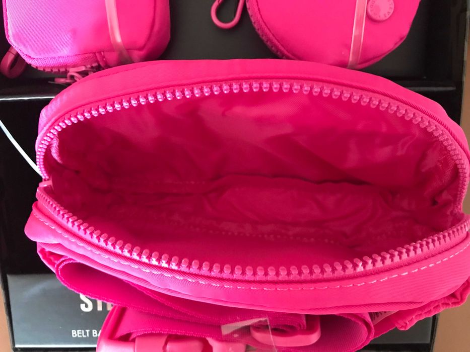 Нов,оригинален комплект  чанта-колан с 2 портмонета
Steve Madden