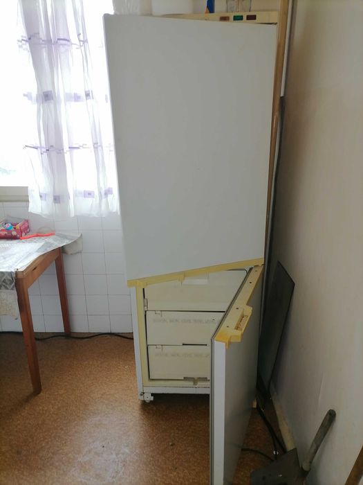 Голям хладилник с фризер...