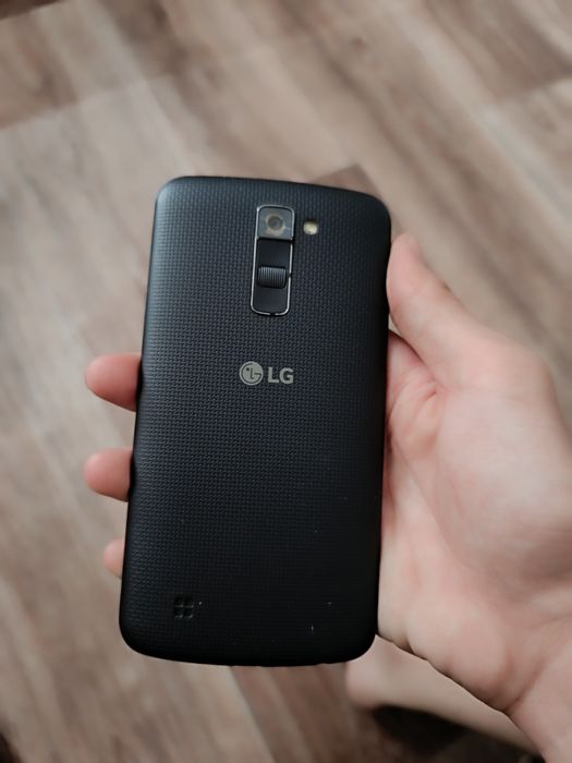 Это смартфон LG K10 (или LG K8 LTE), который характеризуется