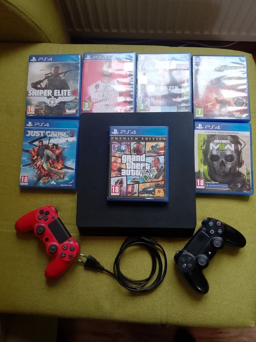 PS 4 SLIM aproape nou  și șapte jocuri originale